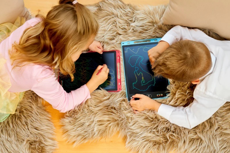 Tableta de desen pentru copii GoGEN DECKO TABULKA, ecran LCD 10" (25 cm), baterie CR2016 inclusa, subtire si usoara, rosu - imagine 5