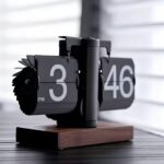 Ceas de birou retro flip mecanic, design vintage, baza din lemn de nuc, silentios, afisaj mare, decor elegant pentru casa si birou